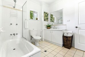 Baignoire, sèche-cheveux