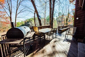 Outdoor dining - Black Bear Lodge at gorgeous Lake Jocassee (Salem)