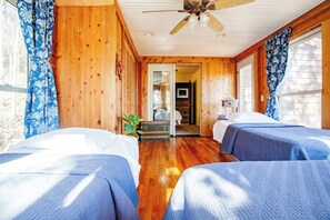 5 bedrooms, iron/ironing board, bed sheets - Black Bear Lodge at gorgeous Lake Jocassee (Salem)