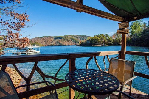 Black Bear Lodge at gorgeous Lake Jocassee