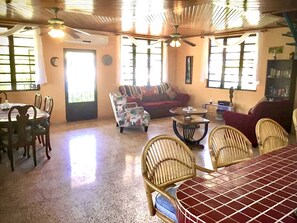 Smart TV, tenis de mesa, libros y estéreo 