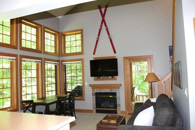 Beautiful Condo Located In Disciples Village ~ Steps to ski and water park! 