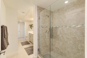 Combined shower/bathtub, hair dryer, towels