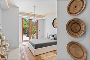 6 habitaciones, escritorio y tabla de planchar con plancha