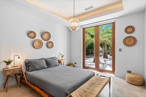 6 habitaciones, escritorio y tabla de planchar con plancha