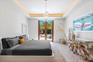 6 bedrooms, desk, iron/ironing board, travel cot - Private Oasis with Pool sleeps 12, Brand new ! (Miami)