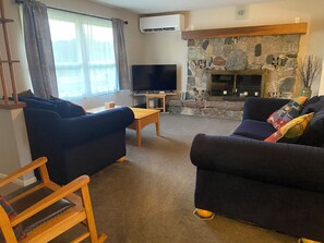 Smart TV, DVD player, video library - COZY COMFORTABLE HOME - GREAT LOCATION TO ENJOY TRAVERSE CITY AREA (Traverse City)