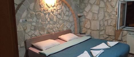 Decoración personalizada, escritorio y espacio para trabajar con laptop