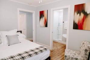 3 bedrooms, iron/ironing board, travel cot, WiFi - Blue Belle House -Minutes to Magnolia (Waco)