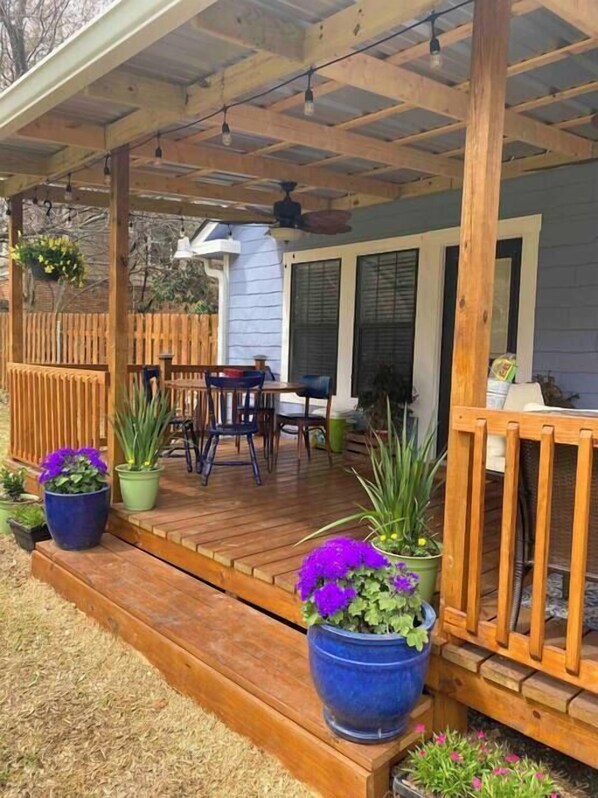 Outdoor dining - Blue Belle House -Minutes to Magnolia (Waco)