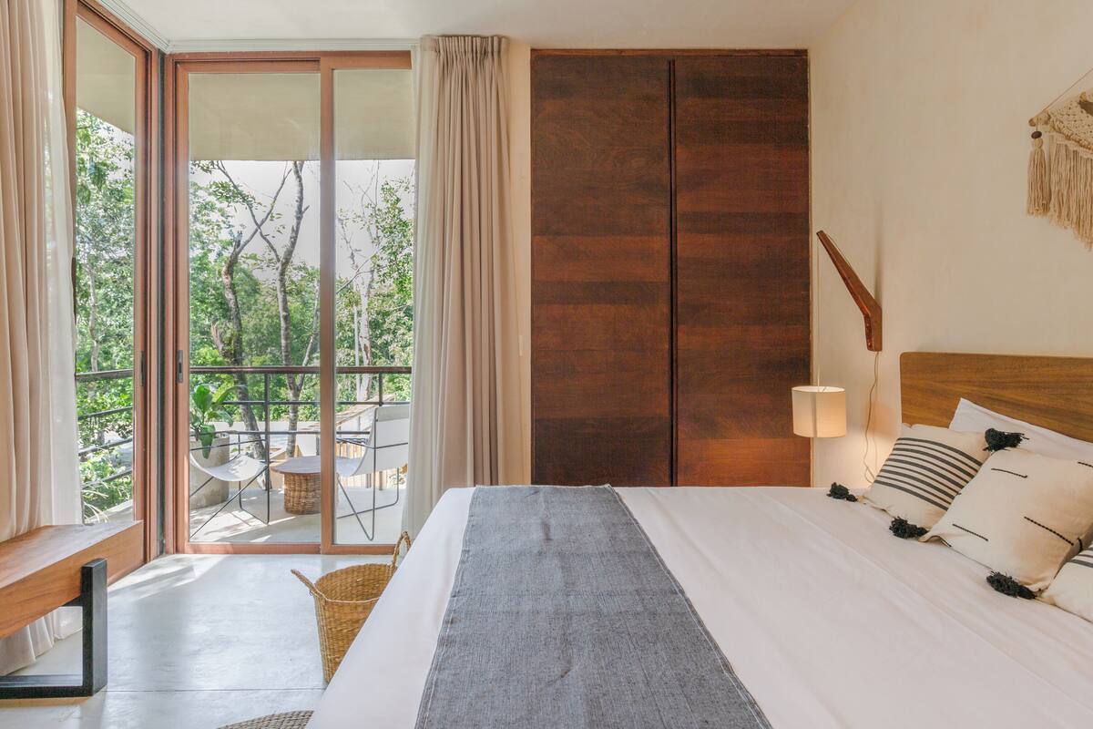 Premium Apartment, 1 King Bed with Sofa bed | In-room safe, blackout drapes, WiFi (free), bed sheets