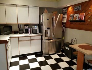 Frigorifero, microonde, forno, piano cottura