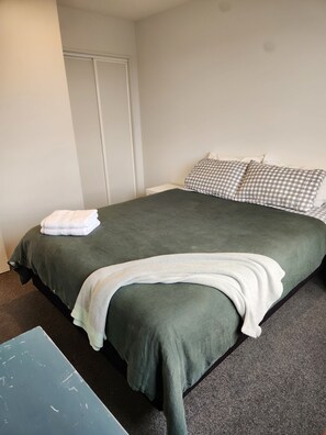 2 habitaciones, cuna de viaje, wifi gratis y ropa de cama