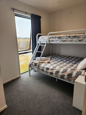 2 bedrooms, travel cot, free WiFi, bed sheets