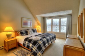 4 bedrooms, WiFi, bed sheets - Rock Pond Condo 32 - Large ski in ski out condo for the whole family (Rangeley)