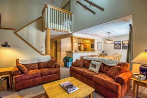 TV, fireplace - Rock Pond Condo 32 - Large ski in ski out condo for the whole family (Rangeley)