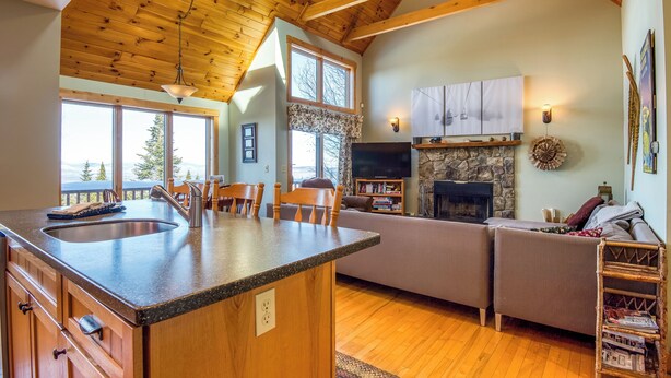 TV, fireplace, books - Rock Pond Condo 75 | Beautiful end unit at Saddleback (Sandy River Plantation)