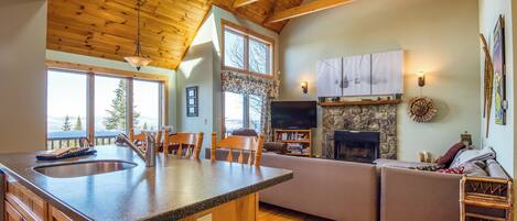 Télévision, cheminée, livres