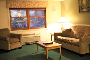 Casa (Deer Park Vacation Condo next to Recr) | Sala de estar | TV de tela plana, mesa de pingue-pongue