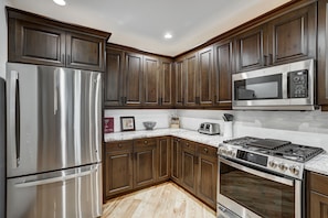 Fridge, microwave, oven, dishwasher - Comfort at Arrowhead Base - Luxury Linens and Cleanliness by RedAwning (Edwards)