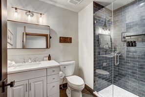 Dusche, kostenlose Toilettenartikel, Haartrockner