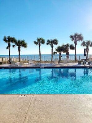 Alberca al aire libre y alberca climatizada