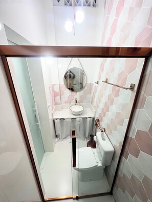 Douche, sĂšche-cheveux, savon, papier toilette