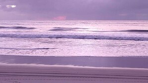 A beach with waves and a cloudy sky. - Triplex in Caiobá-Matinhos-Pr 200 m from the sea (Matinhos)