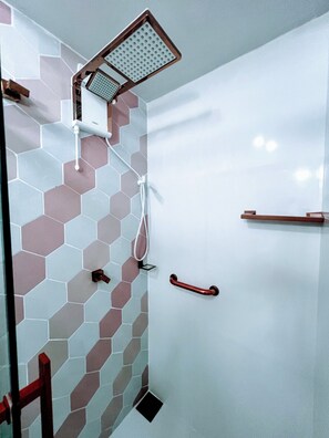 Dusche, Haartrockner, Seife, Toilettenpapier