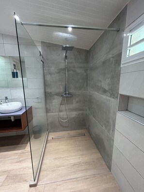 Dusche, Haartrockner, Handtücher