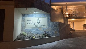Una villa con fachada de piedra y un letrero que dice 'Villa Le Lys des ans'.
