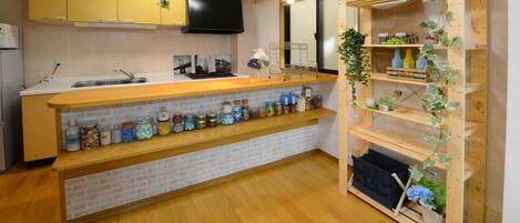 ثلاجة، ميكروويف، موقد طهي مسطح، مستلزمات طهي/أطباق/أوعية