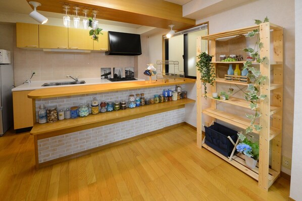 冷蔵庫、電子レンジ、コンロ、調理器具と食器