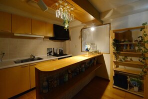 冷蔵庫、電子レンジ、コンロ、調理器具と食器