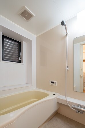 Hair dryer, towels, soap, shampoo - Free Parking 4BR House near Asakusa and SkyTree / Sumida-ku Tokyo (Sumida-ku)