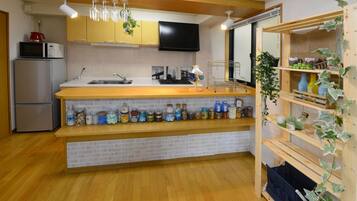 Fridge, microwave, stovetop, cookware/dishes/utensils