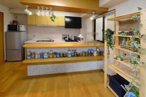 Réfrigérateur, micro-ondes, plaque de cuisson