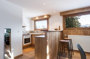 Een koelkast, een microgolfoven, een oven, een vaatwasser