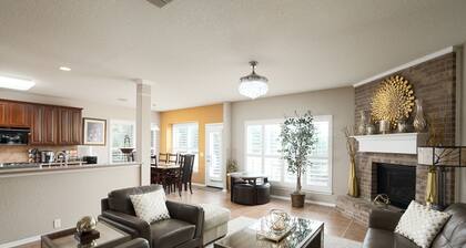 ★ Luxurious Two-Story Home ★ Near La Cantera/Rim