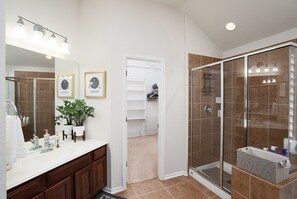 Een haardroger, handdoeken