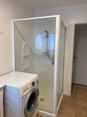 Shower, hair dryer, towels, soap - By The Harbour (Tauranga)