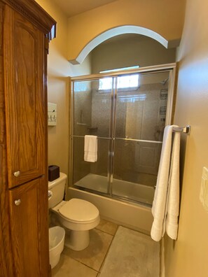 Combined shower/bathtub, hair dryer, towels, soap - 1st Floor Family Condo w/ Private Pool close to beach access and Bayside ramp (South Padre Island)