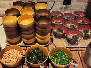 Diversos cuencos y platos con alimentos, probablemente en un restaurante o mercado de comida.