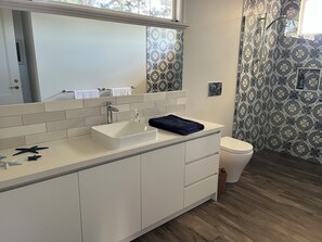 シャワー、ヘアドライヤー、タオル、石鹸