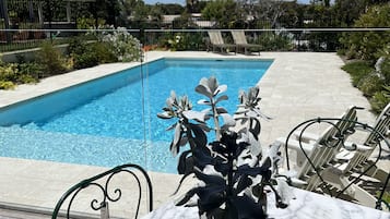 Utomhuspool och uppvärmd pool
