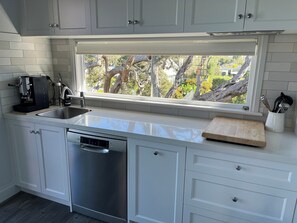 Refrigerador, lavavajillas, cafetera y tetera y tostadora