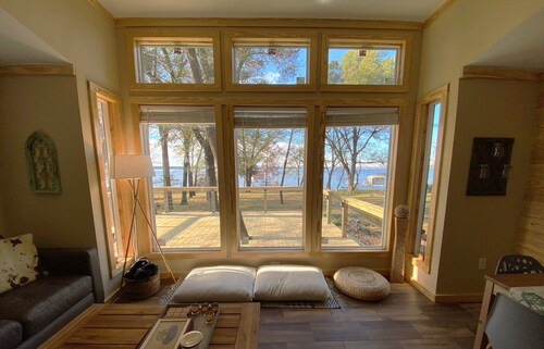 Lake Tawakoni Sunset Waterfront Cottage with private boat deck.