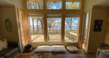 Lake Tawakoni Sunset Waterfront Cottage with private boat deck.