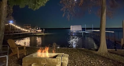 Lake Tawakoni Sunset Waterfront Cottage with private boat deck.