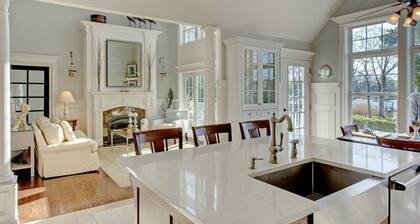 Waterfront Villa near Hamptons with pool, hot tub & boat dock